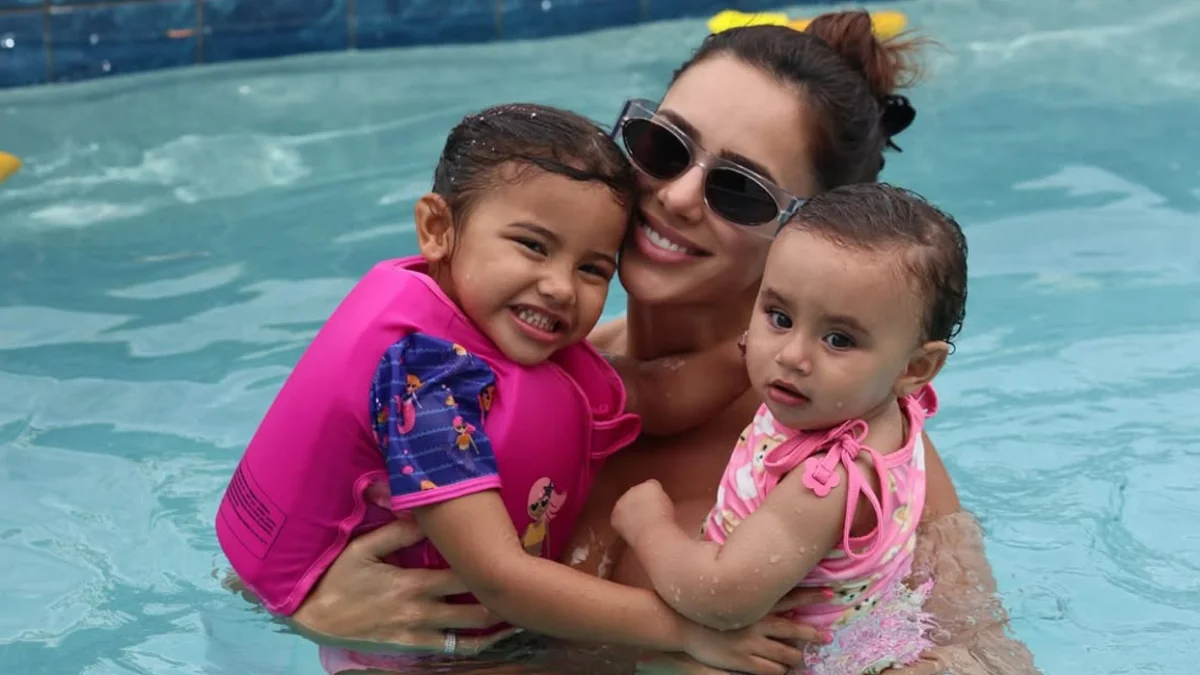 Biancardi mostra dia de piscina grávida e ao lado de Neymar