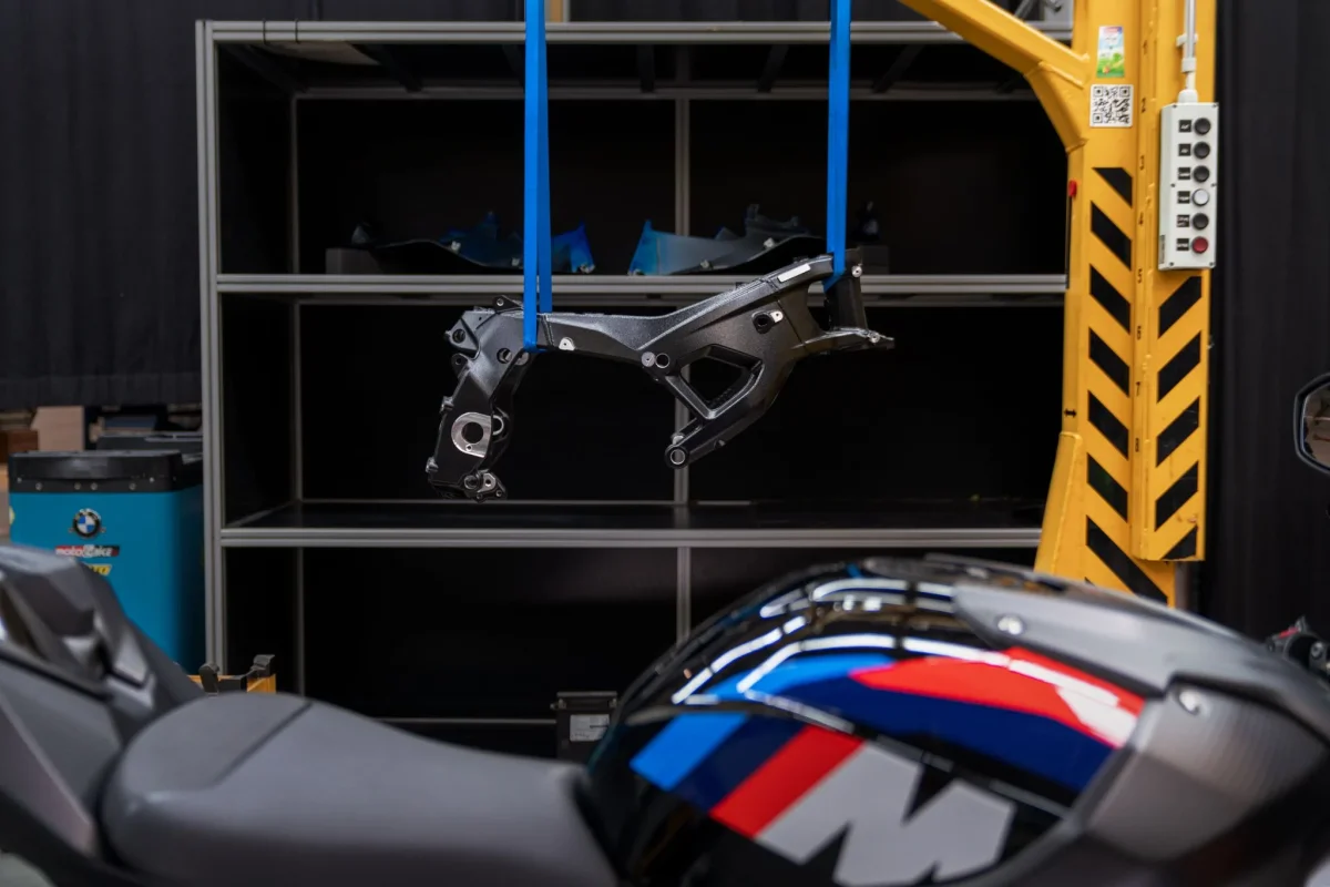 BMW M 1000 RR: chassi de pista vira item de série