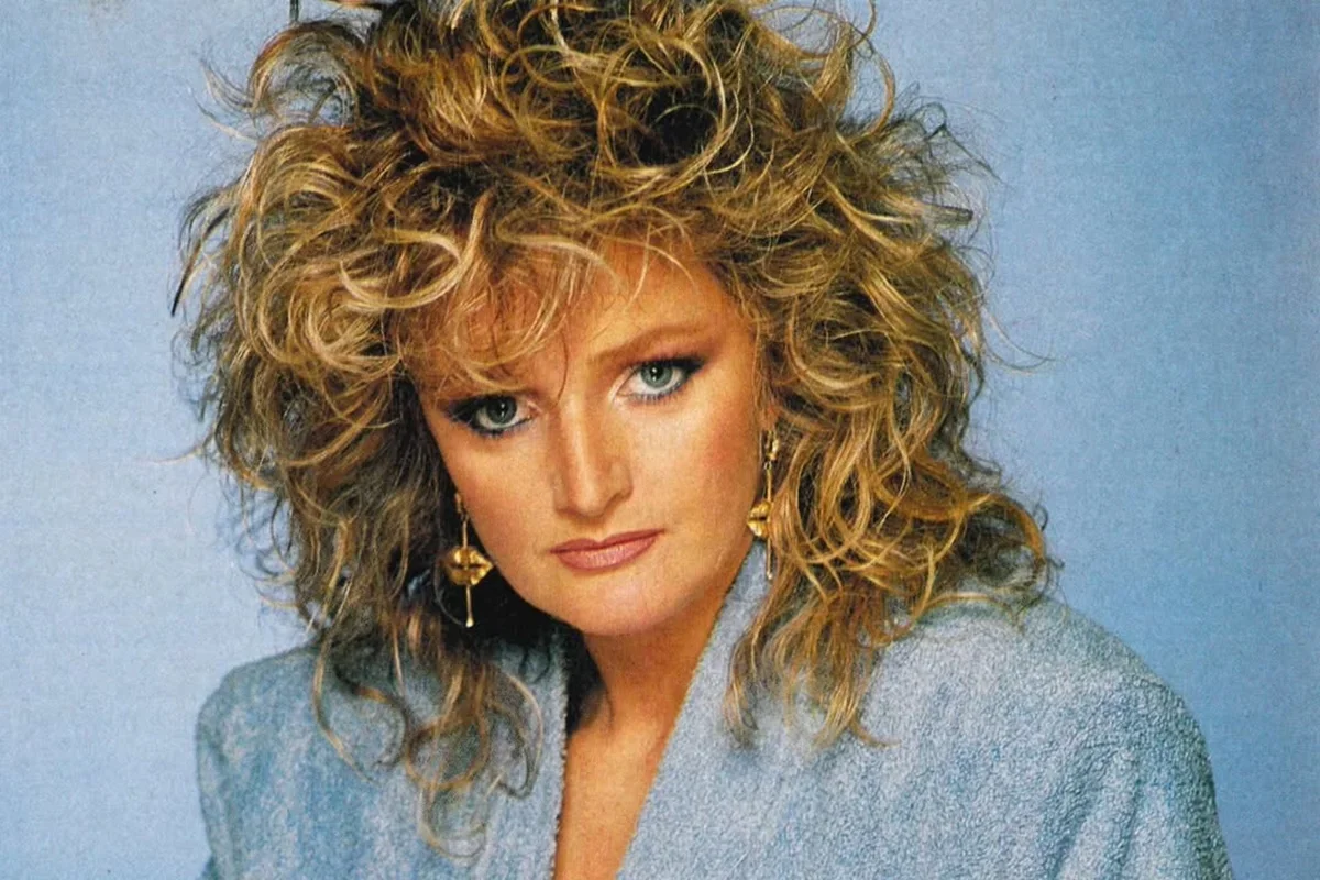 Bonnie Tyler: multidão toma Mumbles para funeral da cantora