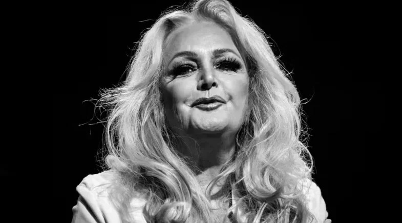 Bonnie Tyler reúne milhares em cortejo por Mumbles