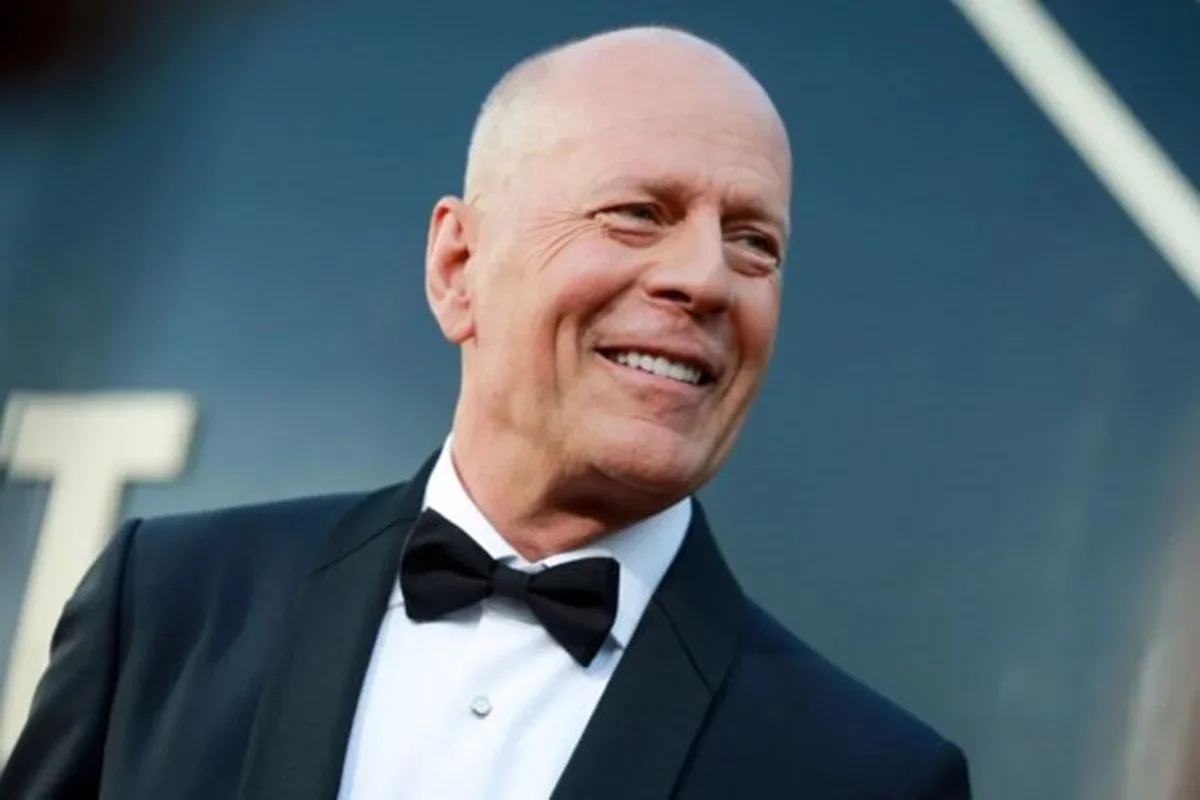 Bruce Willis aparece no casamento da filha com demência avançada