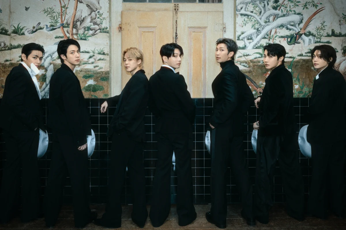 BTS: "NORMAL" atinge No.1 em vendas digitais e sobe ao No.33