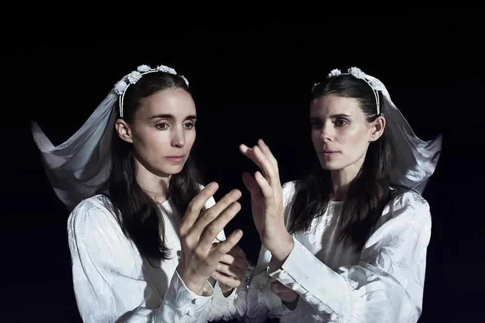 Bucking Fastard: as irmãs Mara atuam em perfeita sincronia