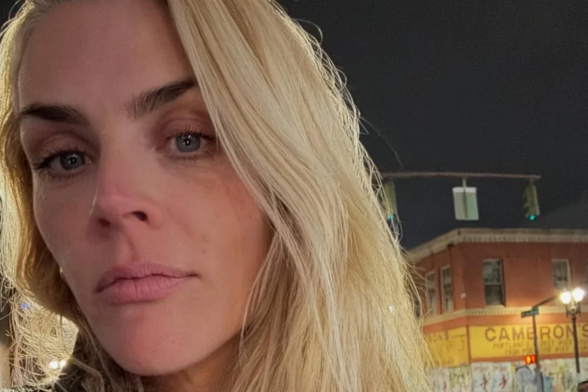 Busy Philipps revela tumor cerebral e duas cirurgias