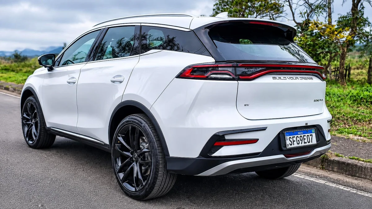 BYD convoca 183 mil carros por falha no pedal que pode deixar luzes acesas