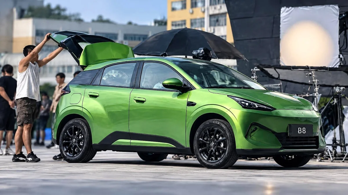BYD Dolphin Mini ganha cabine sem painel tradicional e 129 cv