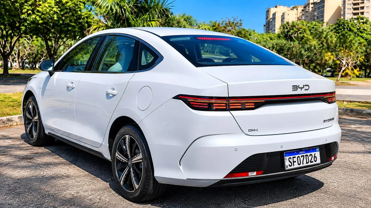BYD King encosta no Volkswagen Virtus após salto nas vendas