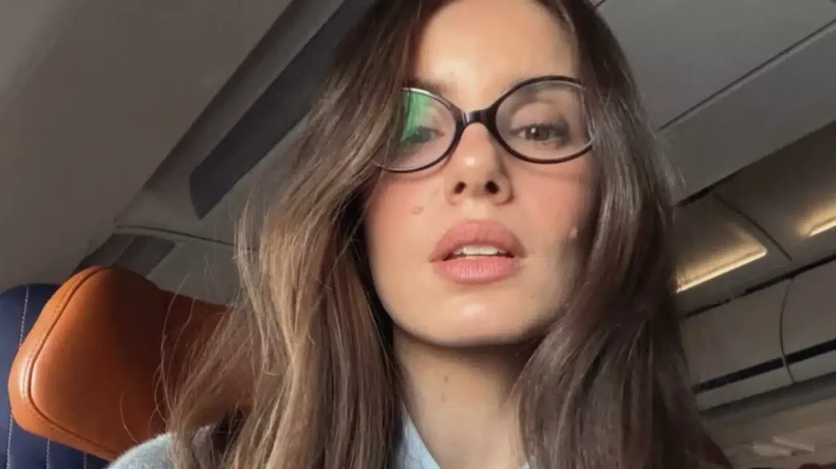 Camila Queiroz: série do Disney+ foca quatro amigas nos 30