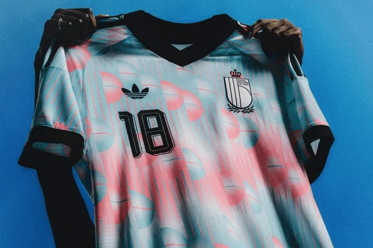 Camisa surreal da Bélgica traz "Ceci n’est pas un maillot"