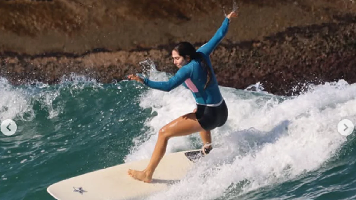 Carol Portaluppi pede ajuda após ser surpreendida por ondas