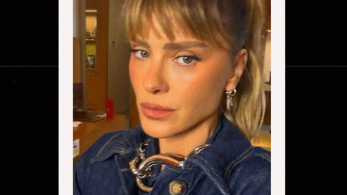 Carolina Dieckmann homenageia Preta Gil ao lado de Ana Carolina