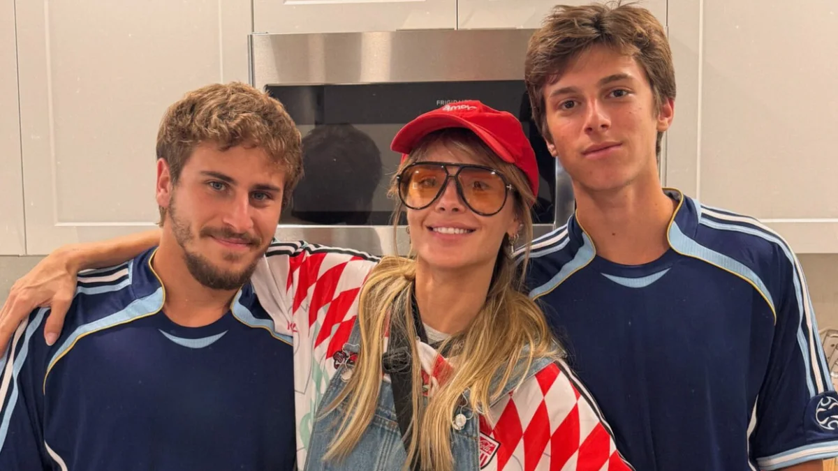 Carolina Dieckmann posa com os dois filhos e revela tatuagem