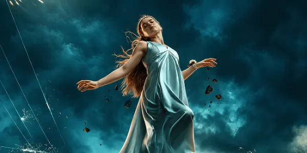 Carrie: A Estranha — final mostra destruição e fuga de Carrie com Emaline