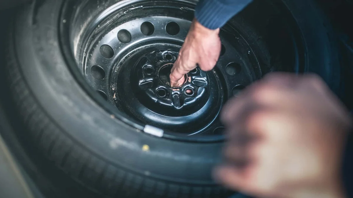 Carros novos: estepe some e kits nem sempre salvam