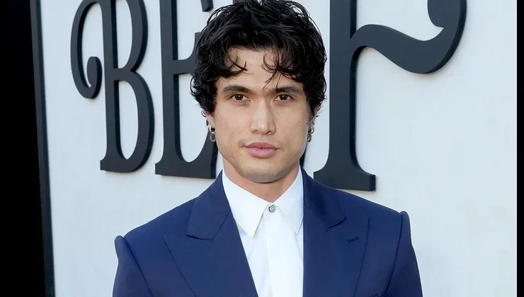 Charles Melton negocia papel de Kakashi no live-action Naruto