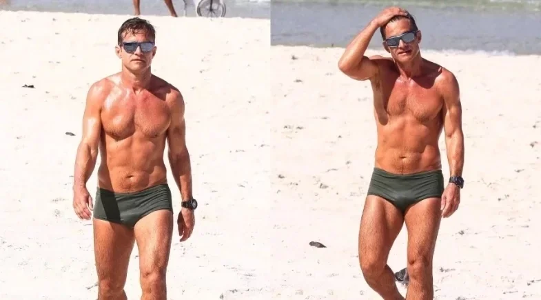 Claudio Heinrich exibe corpo sarado na Barra da Tijuca