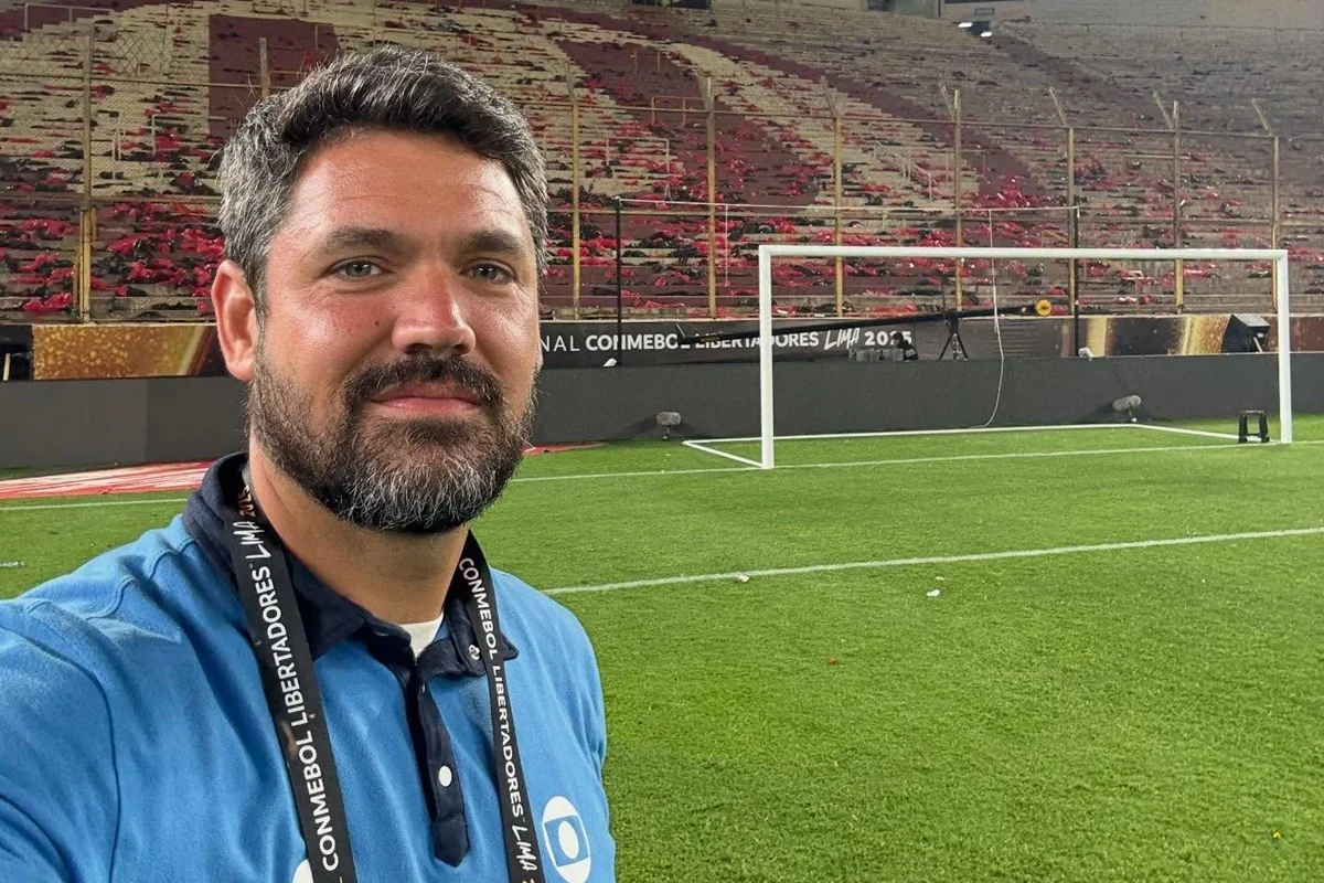 Courrege diz que repórter 'segurou meu braço' em coletiva