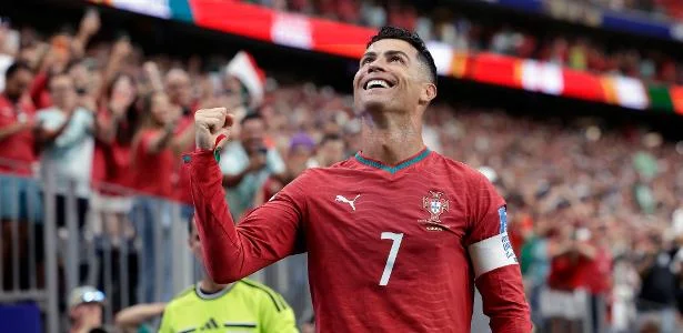 CR7 faz história, marca duas vezes e lidera goleada de Portugal