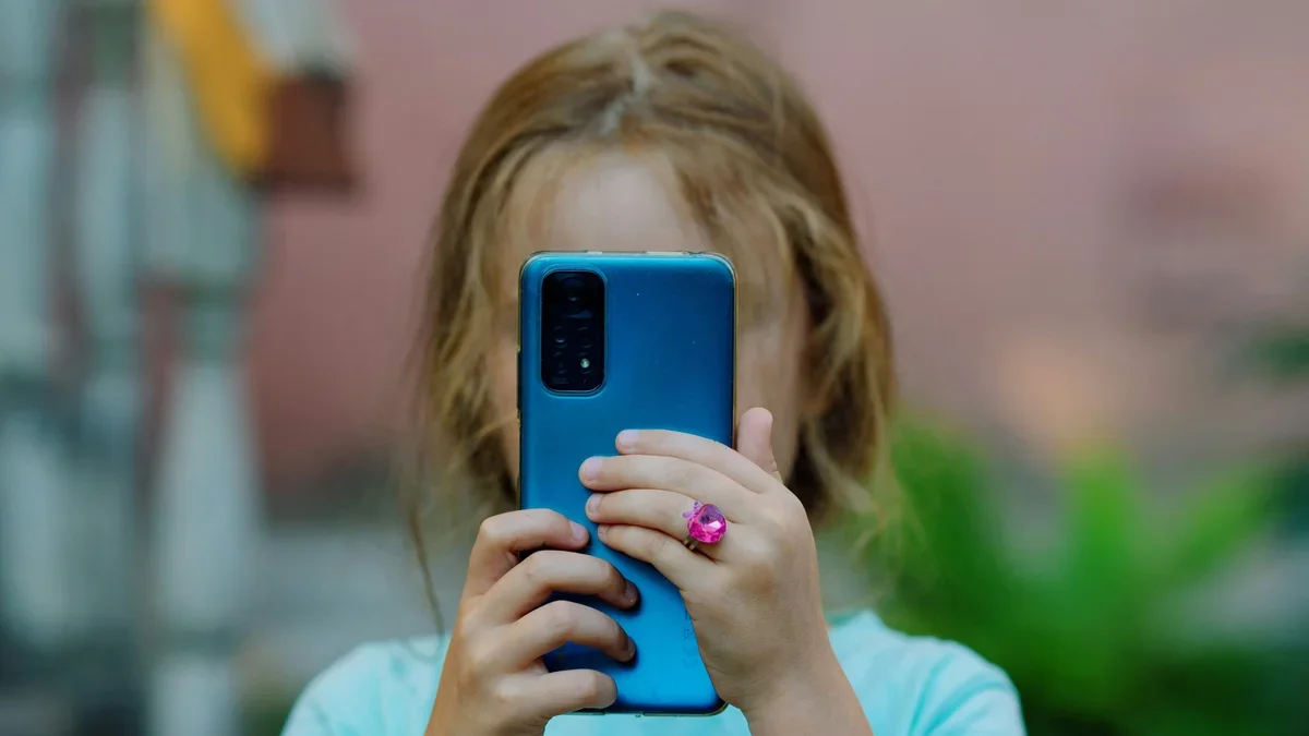 Criança de 3 anos chega a 5 graus de miopia após uso intenso de celular