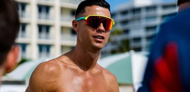 Cristiano Ronaldo posta treino de sunga e chama atenção