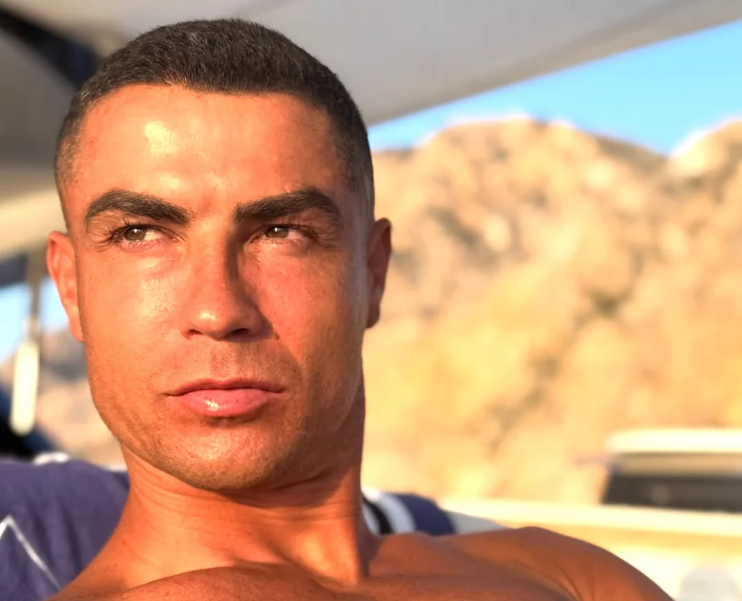 Cristiano Ronaldo surge com cabelo ruivo e surpreende fãs