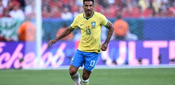Danilo vira peça de confiança de Ancelotti na lateral