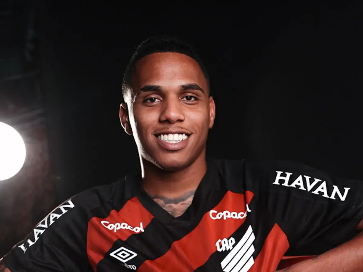 Dantas suspenso por três meses atrasa estreia no Athletico-PR
