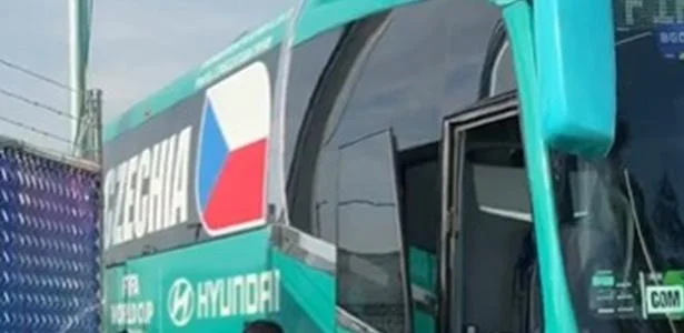 Ônibus da República Tcheca preso em portão causa caos