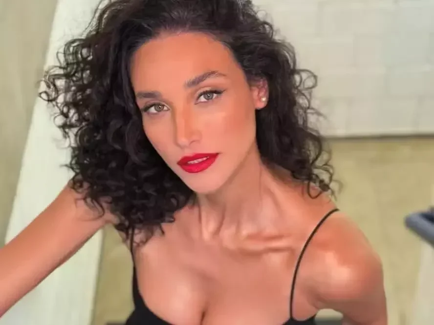 Débora Nascimento: beleza virou obstáculo e exigiu esforço extra