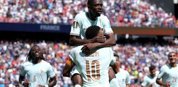Dembélé faz hat-trick e empurra Haaland rumo ao Brasil