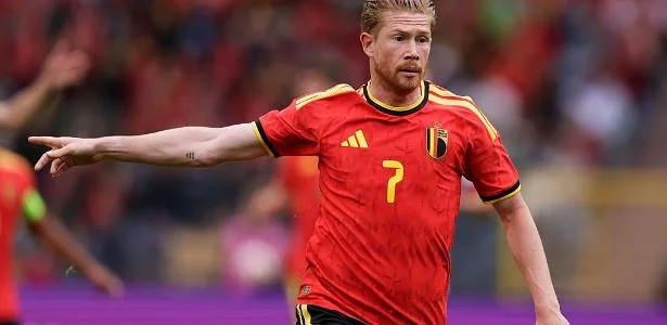 Doku e De Bruyne titulares; Lukaku começa no banco na estreia