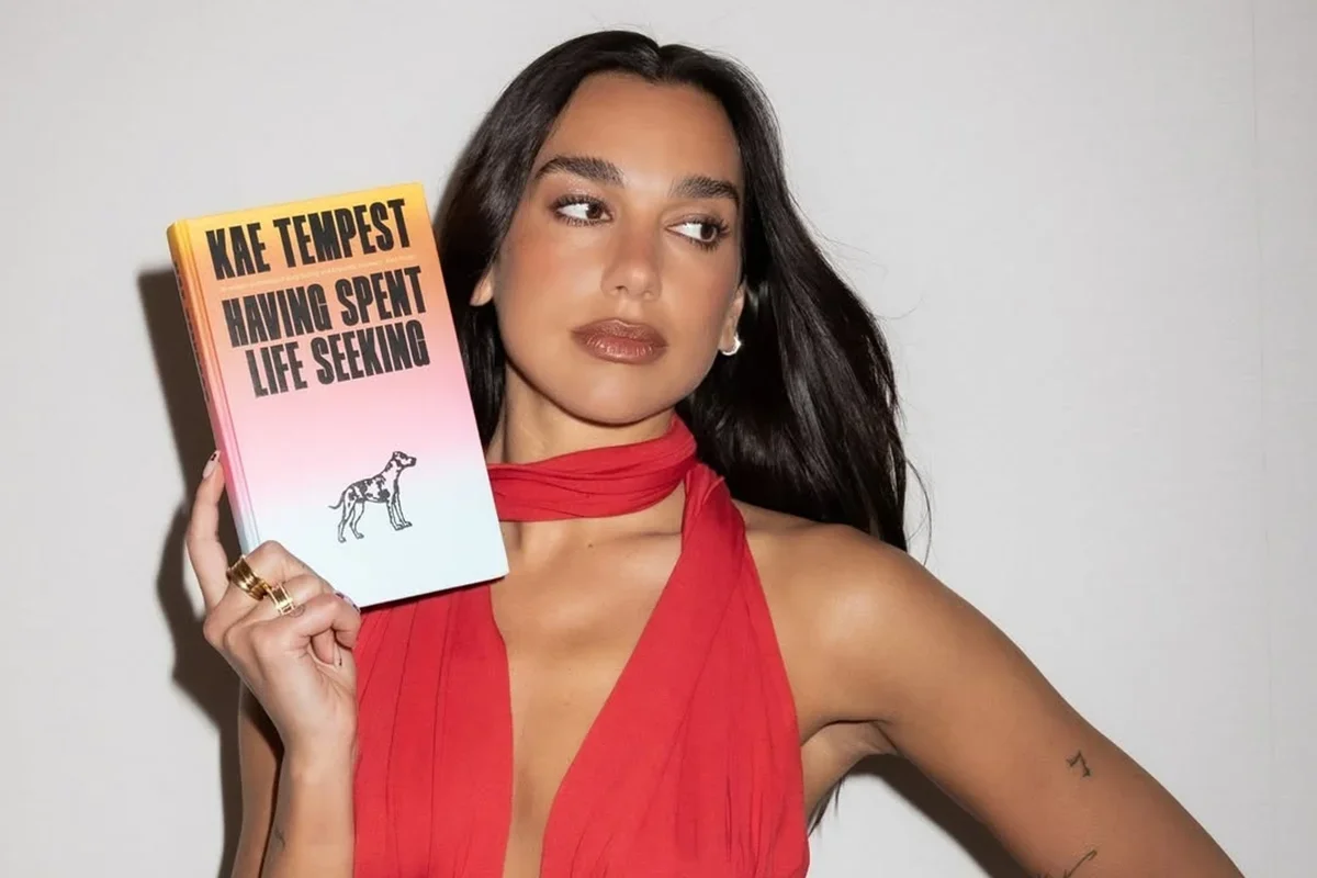 Dua Lipa inaugura Biblioteca Manifesto com 100 livros censurados