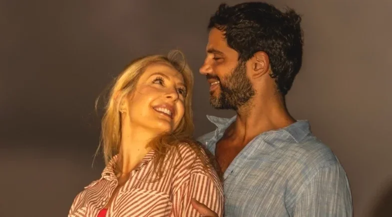 Duda Nagle compartilha post romântico com beijo em Noronha