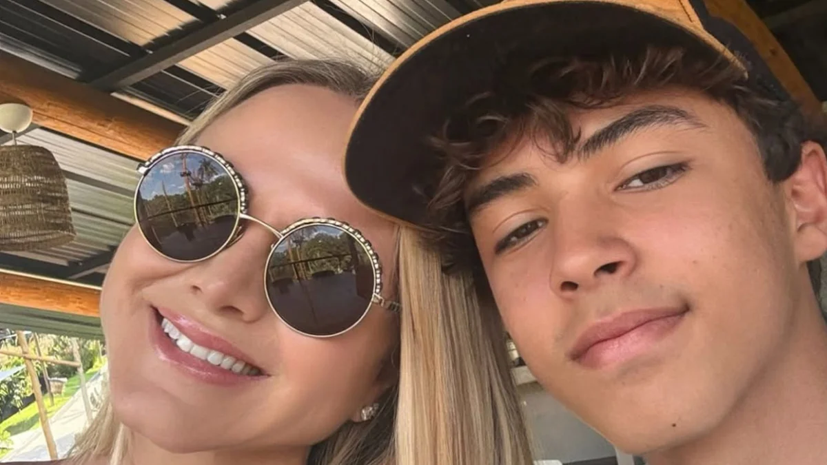 Eliana emociona ao ver Arthur passar um mês estudando longe