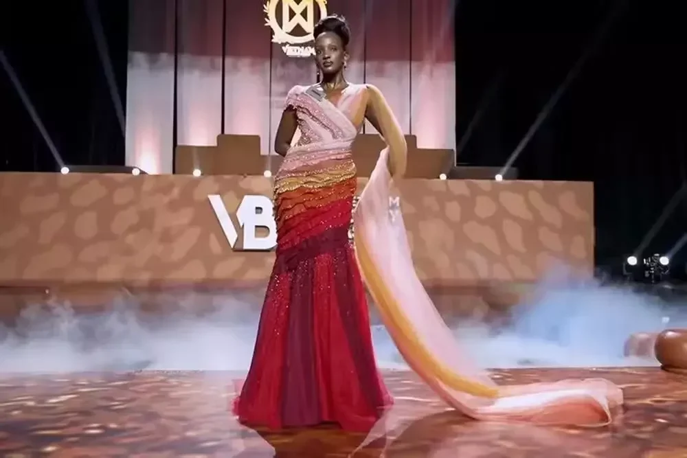 Elle Muhoza leva à passarela vestido que reproduz camadas de cesárea
