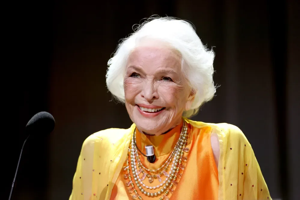 Ellen Burstyn chora ao receber Leão de Ouro por carreira em Veneza