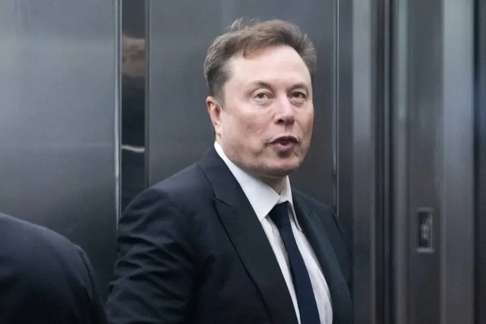 Elon Musk revida: chama diretor de “horrível humano”