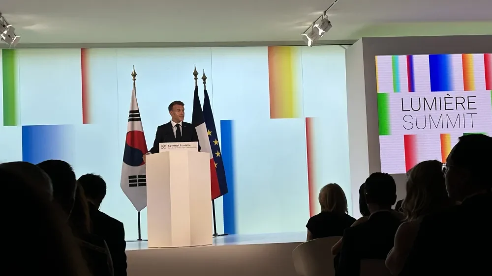Emmanuel Macron: fluxo das redes ameaça o cinema