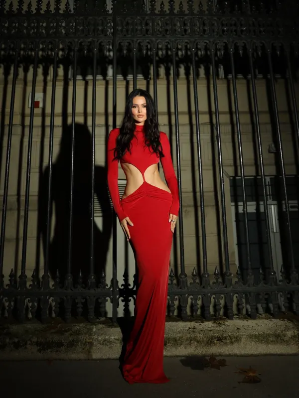 Eslovênia Marques: vestido vermelho com recorte destaca abdômen e chama atenção em Paris