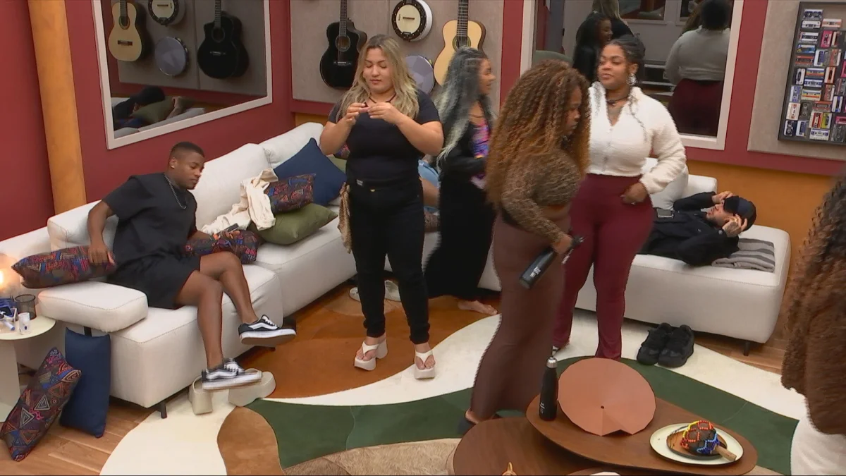 Estrelas da Casa: Dan Ferrera é "batizado pelo Pop" após usar adesivo