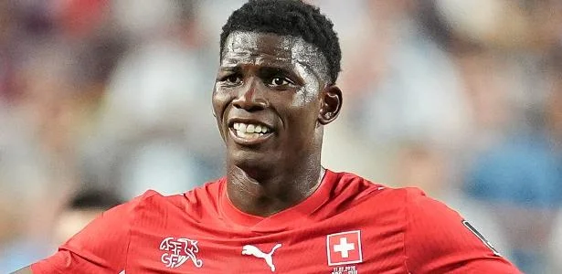 Expulsão por simulação ofuscou chegada "atrasada" de Breel Embolo