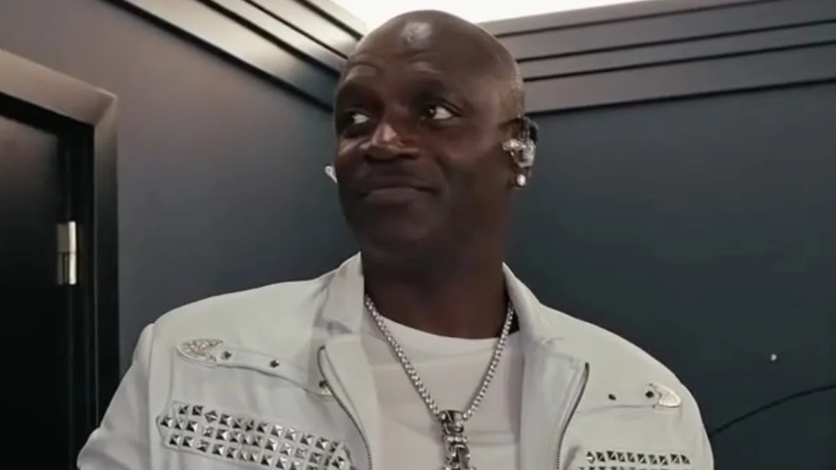 Akon afirma que primeira mulher é a "rainha" da família