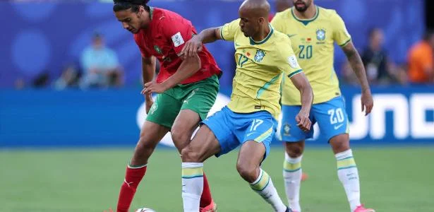 Fabinho é testado titular com chuteira preta e sem clube