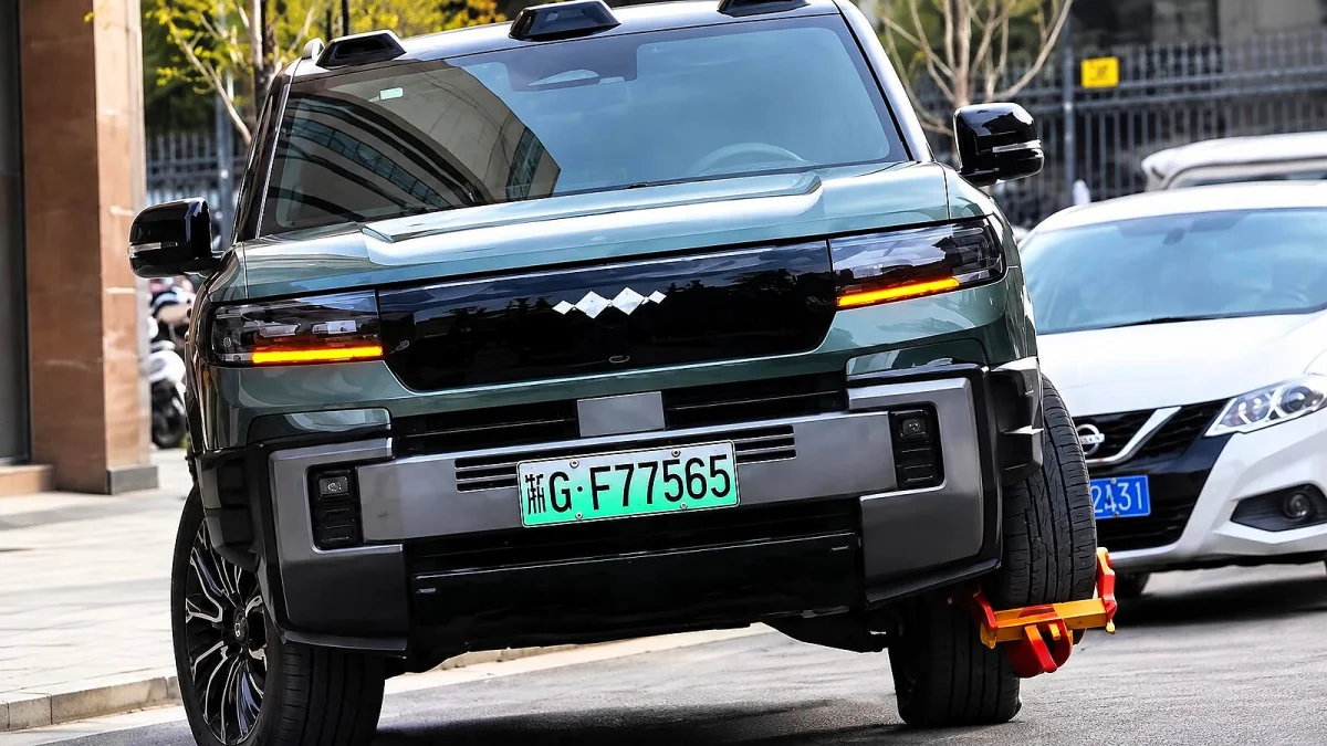 Fang Cheng Bao Bao 8 avança com imobilizador preso na roda