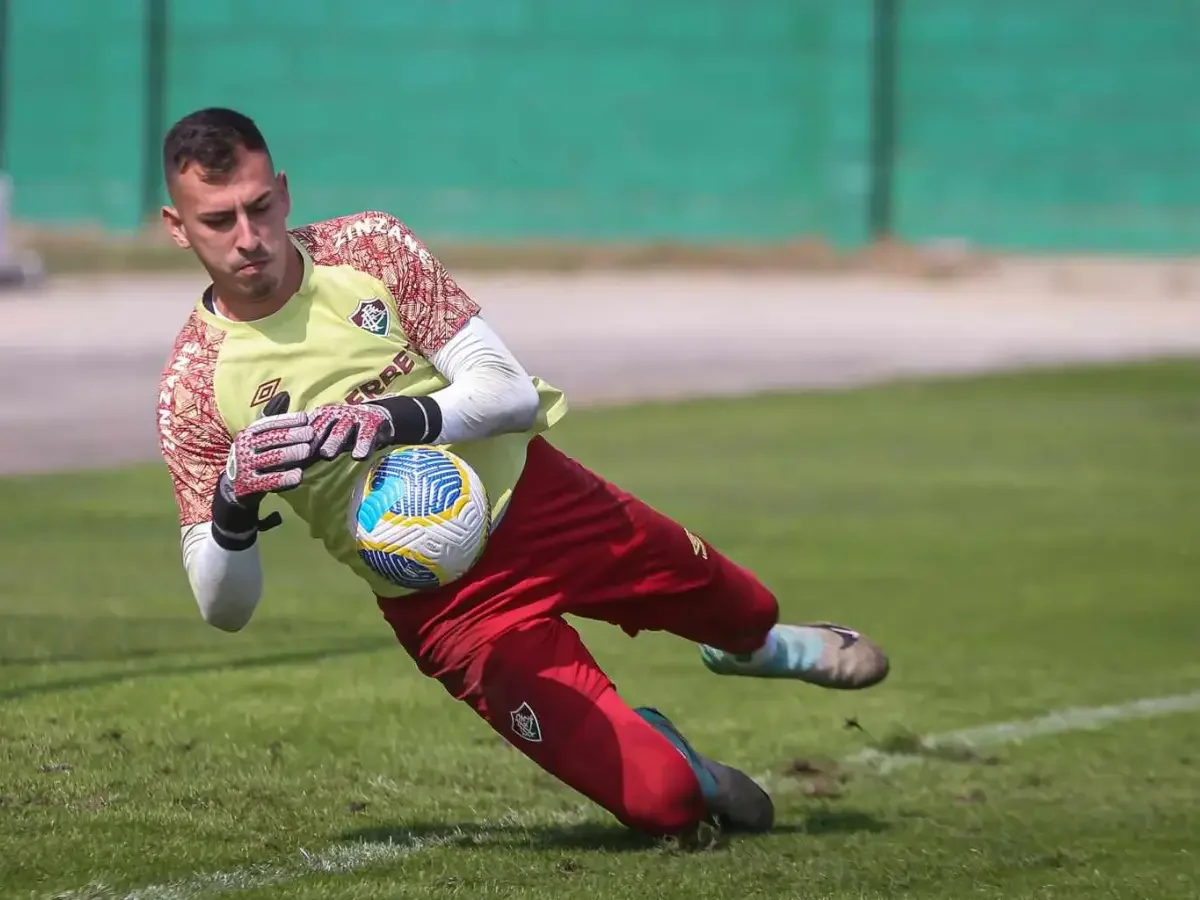 Fluminense acelera busca por goleiro após internação