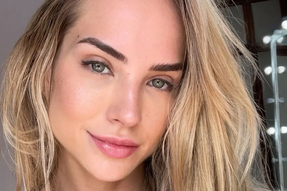 Gabi Martins sobe ao palco após perder padrinho e emociona fãs