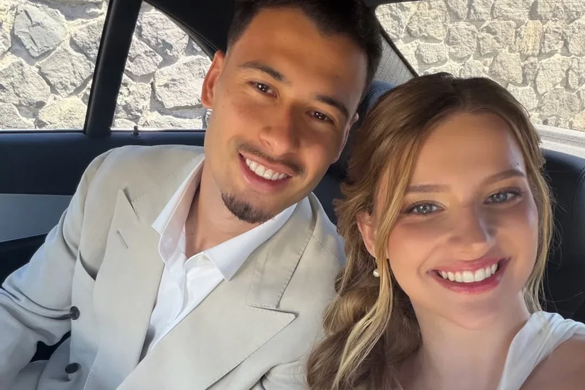 Gabriel Martinelli oficializa casamento secreto em Santorini
