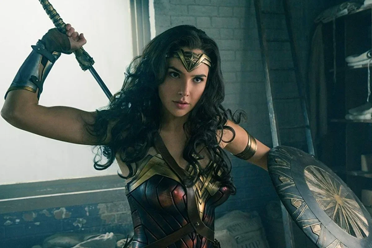 Gal Gadot critica DC por retirada de futuros projetos da Mulher‑Maravilha