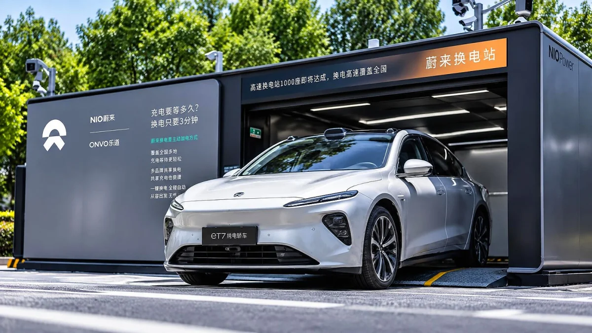 Geely investe 640 milhões de yuans e prepara EVs para troca rápida de baterias