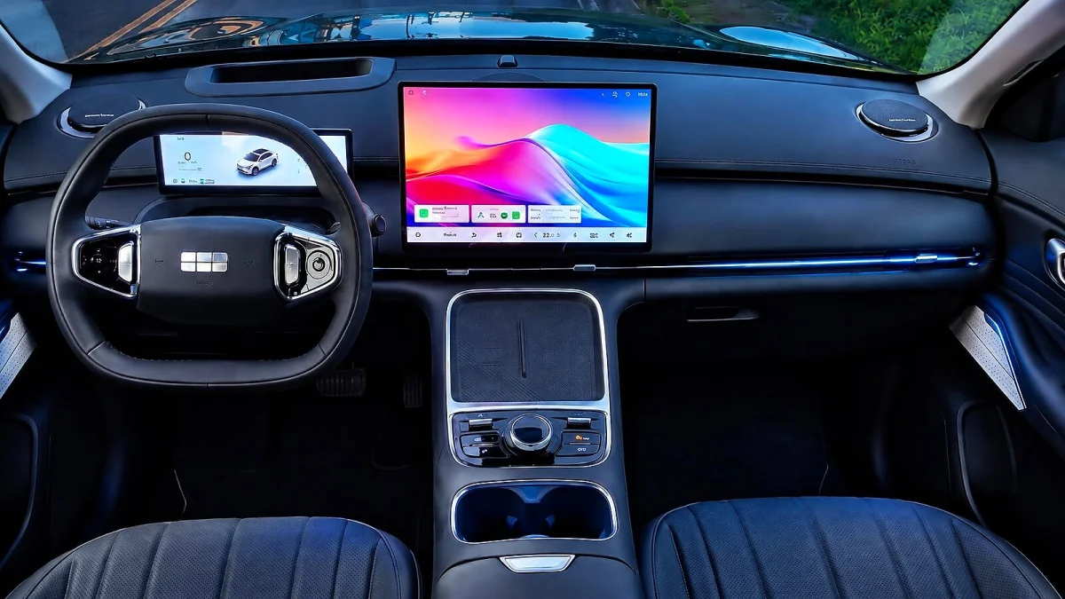 Geely leva Google Gemini, Play e Maps para seus carros